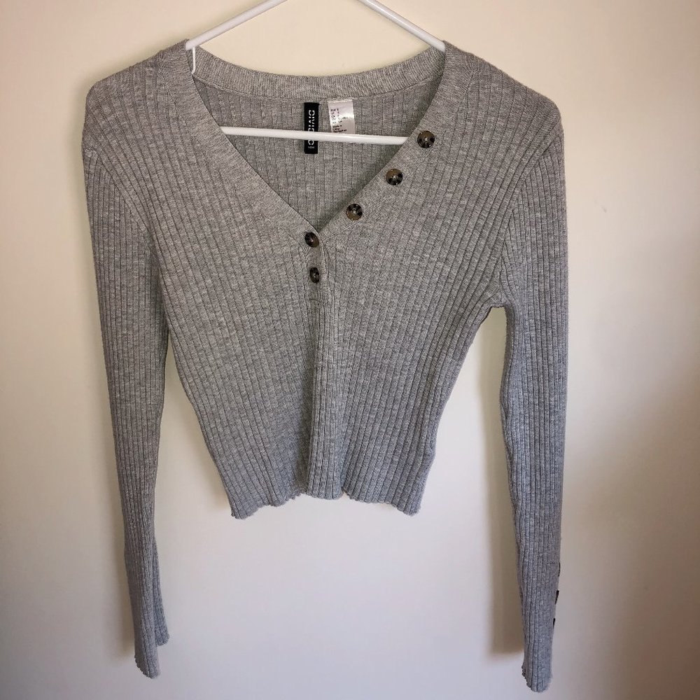 H&M women’s long sleeve grey ribbed button top